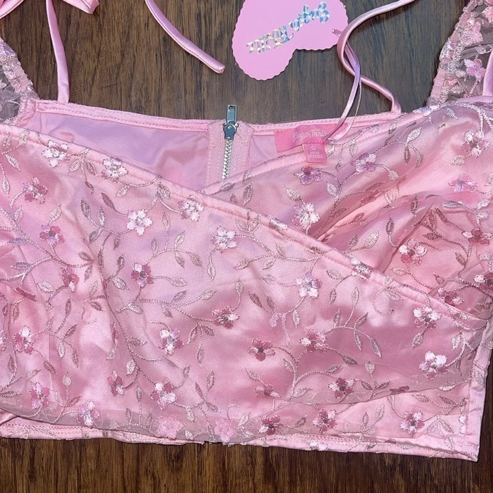 NWT Sugar Thrillz/Dolls Kill pink puff sleeves embroidered floral crop top small - Picture 3 of 11